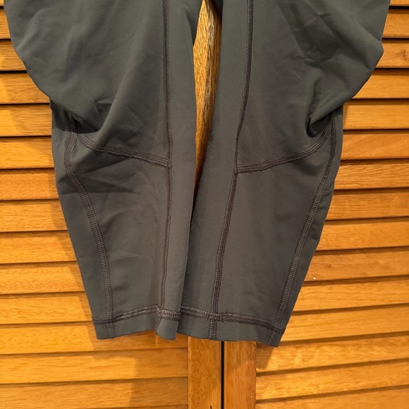 Lululemon Women’s Cropped Grey Athletic Active Yoga Leggings Sz 6 - Picture 2 of 5